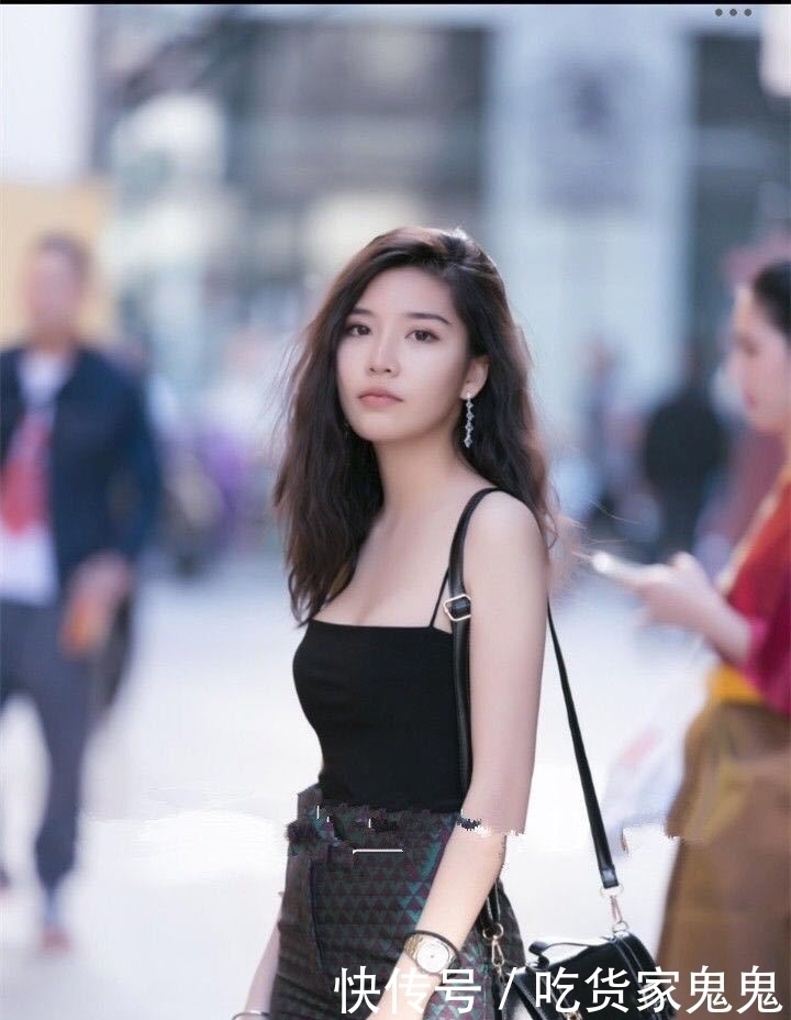 街拍:自信高冷妩媚的妹子,穿着不尴尬干净清爽潮流前卫!