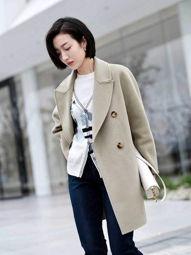 毛衣|中长款大衣的搭配指南,秋冬这样穿百搭又好看,照着穿都不会错