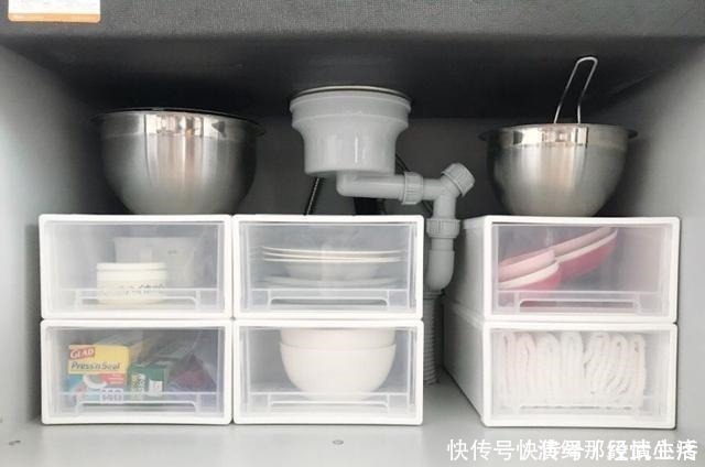 厨房|看了她家的厨房收纳场景，我甘拜下风！学会了你也是收纳“王者”！