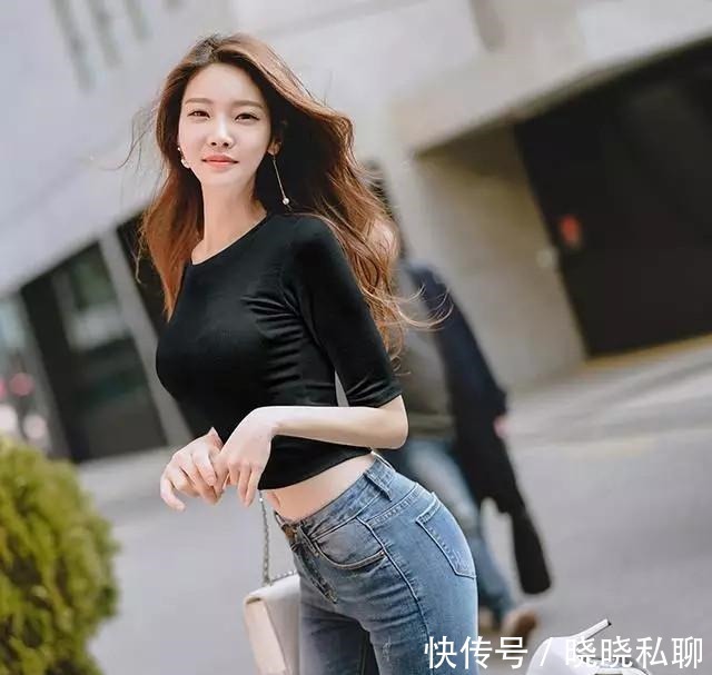 穿搭技巧 身材出众的牛仔裤美女, 一头卷发卷卷惹人爱, 太迷人了！