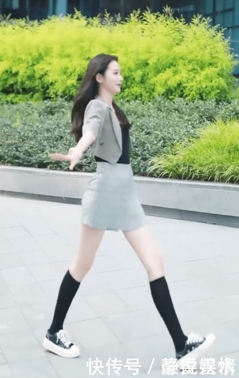 帆布鞋搭配黑色长袜,走着路都要劈个腿!