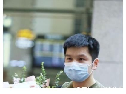 东哥|樊振东刘诗雯机场照曝光,小胖酷劲十足,小枣不带助理自己推箱子