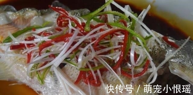 蒸鲈鱼时，记住“2不放，加3样”鱼肉鲜嫩洁白，还没有腥味