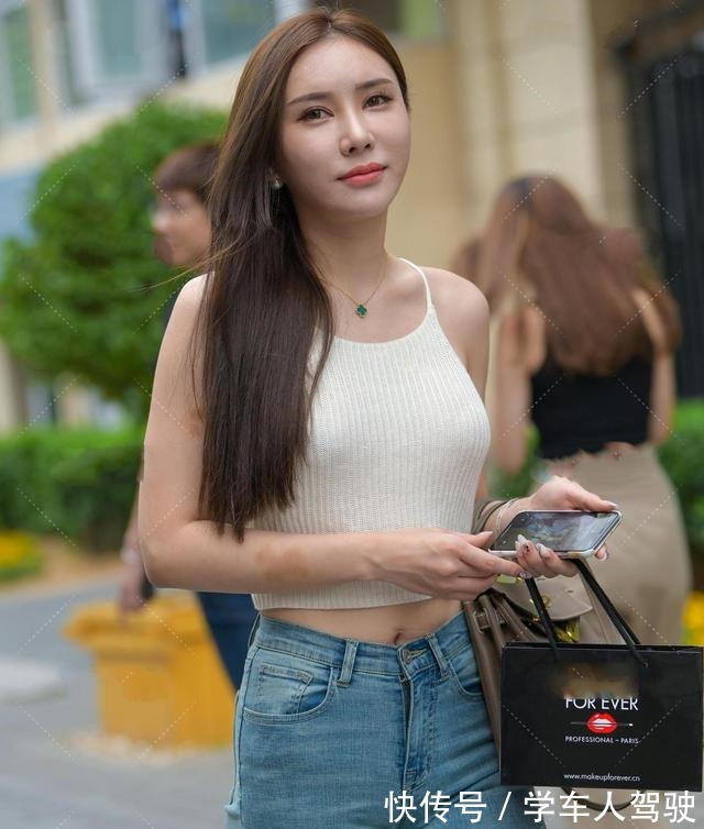 针织吊带 白针织吊带搭配修身牛仔裤，简洁时尚，年轻减龄！