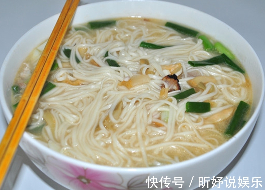煮面条时，万万不能直接下锅，做好这2步，面条不黏腻还劲道