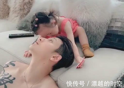 小情人|奶爸被小情人“小鸡啄米”火了,网友娃好可爱,好想抱抱她爸爸