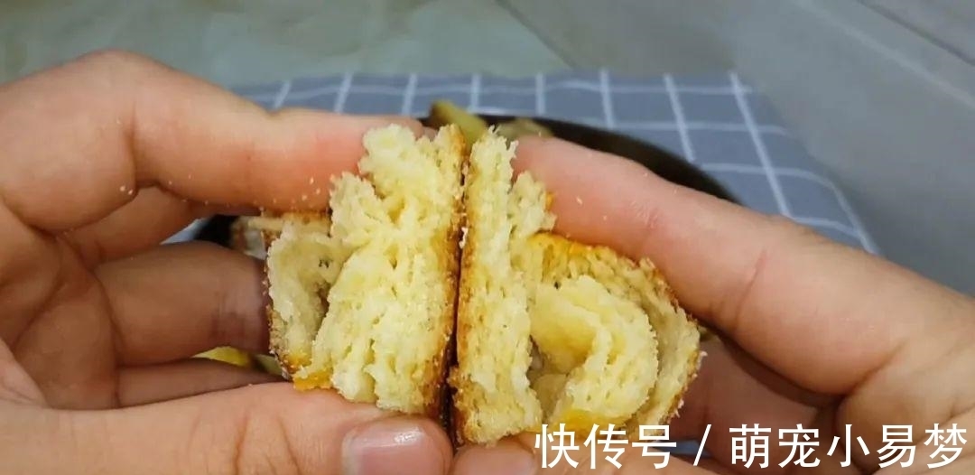 面粉这样做才好吃，撒2把芝麻，外皮焦脆又香甜，比面包烧饼好吃