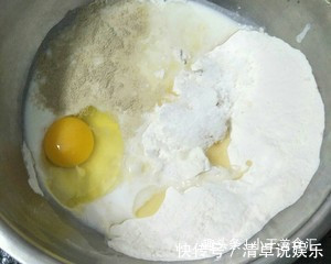 做面包不用买烤箱了,教你一招,用普通锅就能做,2分钟就学会