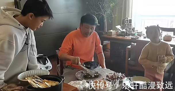 一儿一女|王楠身家过亿老公烧烤!桌上食物种类繁多,有钱人的生活丰富多彩