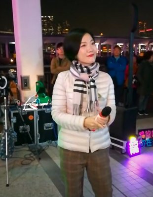 星光大道冠军在街头卖唱，多人围观显凄凉，曾和李谷一春晚合唱