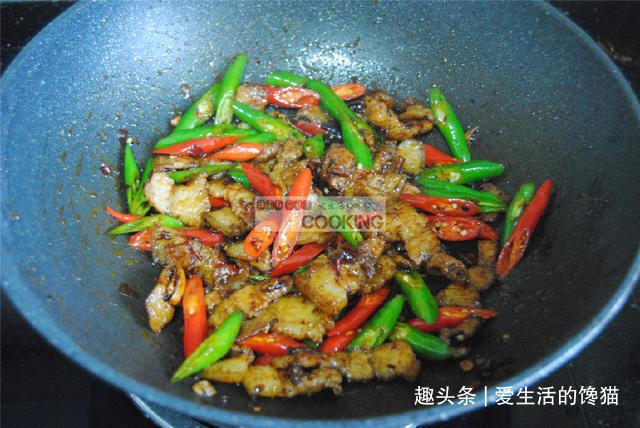 原来正宗的小炒肉是这样做，教你几个小技巧，每一步都很实用