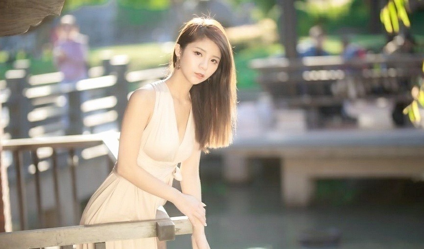 长裙 小姐姐一袭长裙,独特的穿搭,显得更加青春活泼