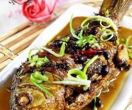 这样子做豆豉焖鱼，酱香浓郁，肉香刺酥，汁浓味厚，味道超赞