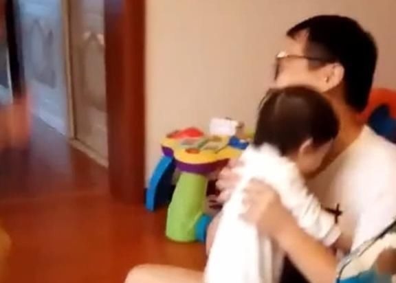 同一时刻|妹妹学会走路了,哥哥比爸爸还激动,画面简直太有爱了