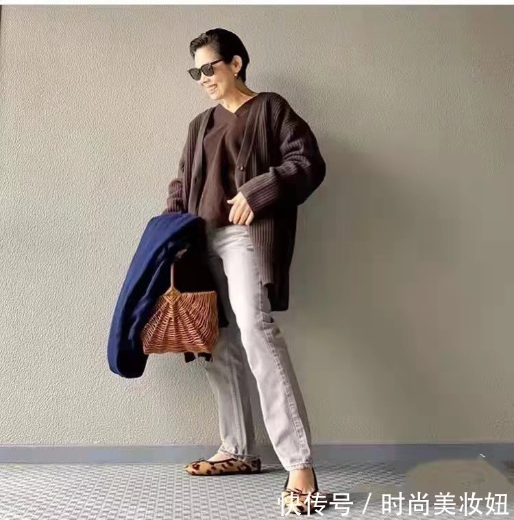 大妈 这才是60岁冬季该有的穿搭,保暖不说还很洋气,大妈们该学一学