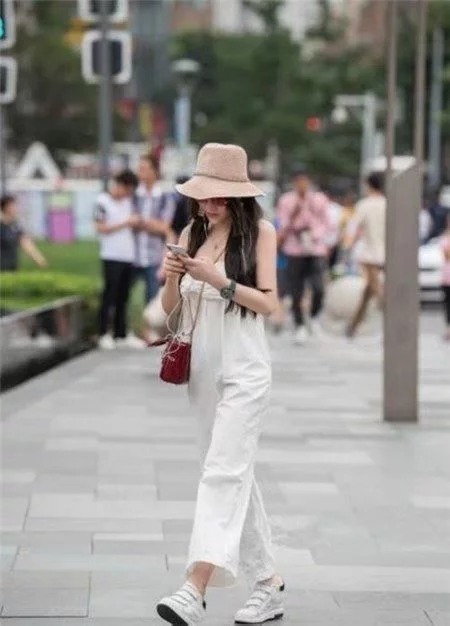 街拍：美女身材好就是这么自信，闺蜜的大长腿也十分吸睛