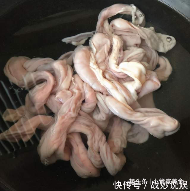 白醋|清洗猪小肠时，加醋加碱都错了！大厨教你一招，没有一点腥臭味