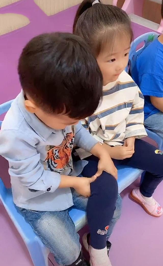 一条龙|熊孩子上幼儿园,给女同学提供“一条龙”按摩服务,老师无法淡定