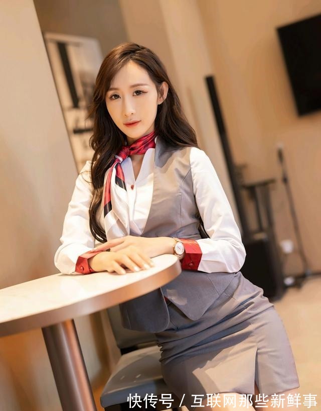 高跟鞋 一袭优雅潮流套装，展示女性干练优雅的大气风度！