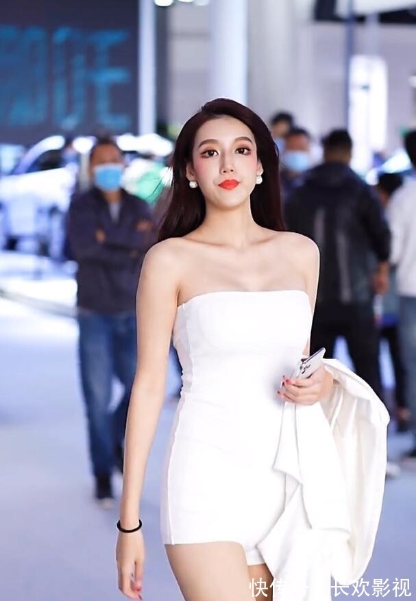 连体衣真紧绷,简洁干净,自然呈现个人魅力