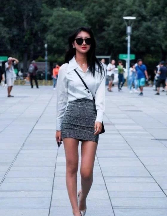 小短裙 小短裙搭配黑色的凉拖,最为简单的搭配,穿出了相当惊艳的质感