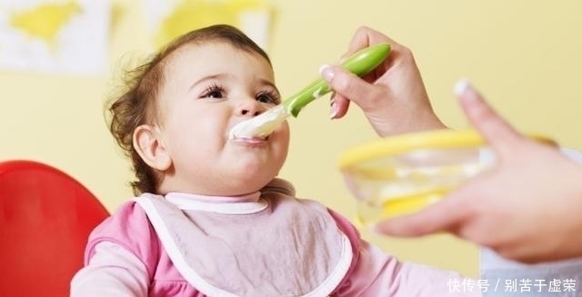 疏忽大意|妈妈正倒立练瑜伽，1岁娃这个动作把网友乐翻了，这也太调皮了