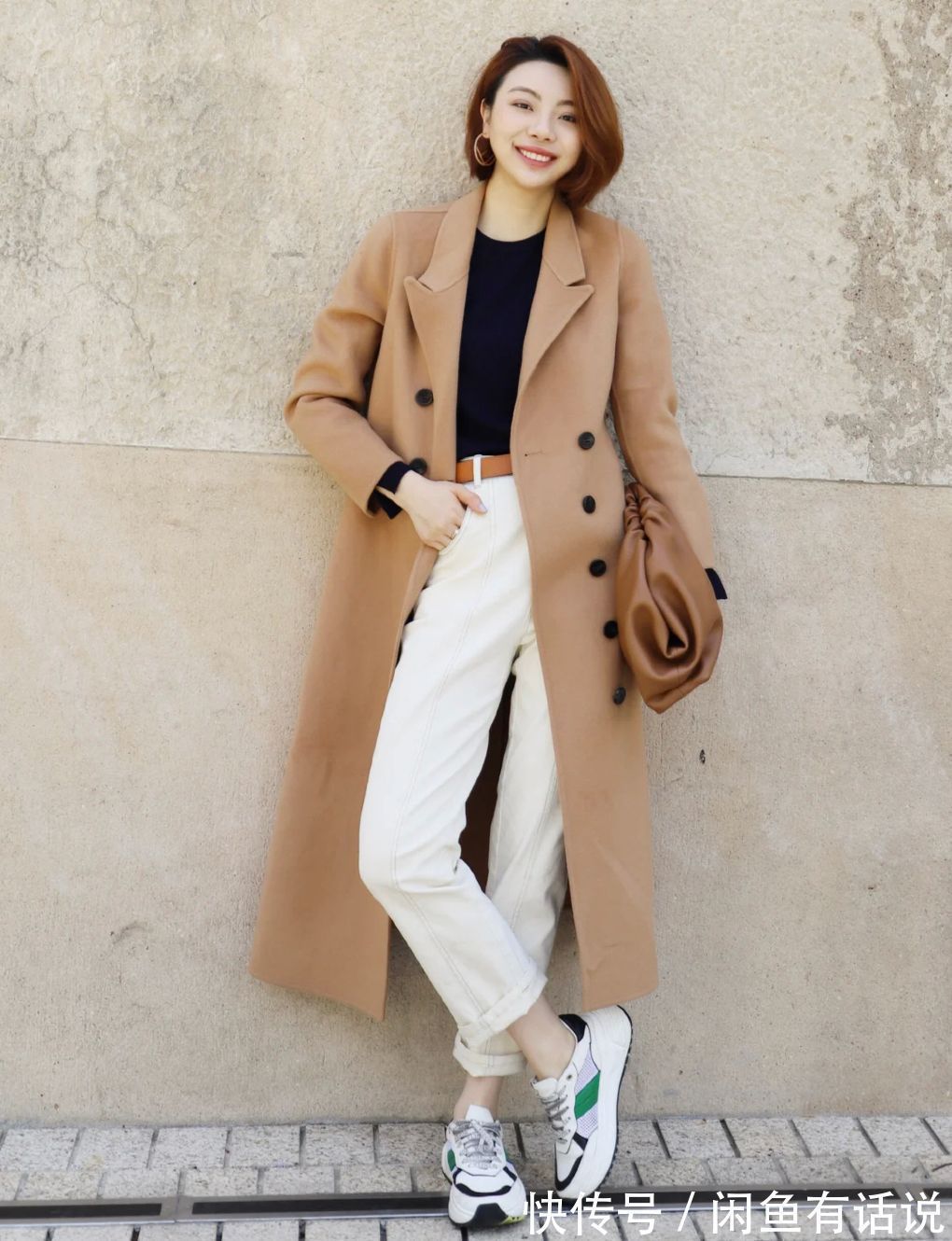 白裤子 不管是穿大衣还是羽绒服,今年流行搭配“白裤子”,时髦又高级感