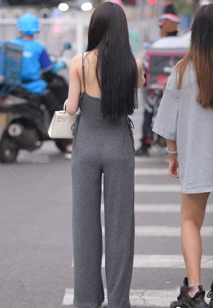深灰色吊带连体裤，潇洒时尚，垂感十足