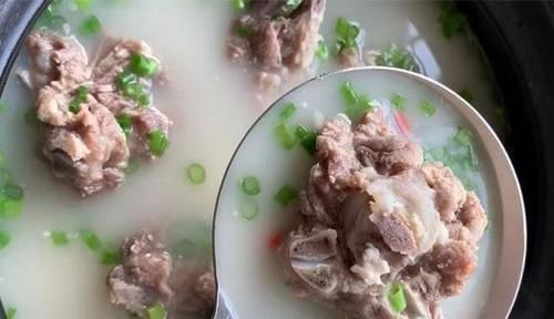 羊脊骨|天冷进补,不吃排骨也要多吃它,加一物熬一熬,汤白肉鲜,真滋补