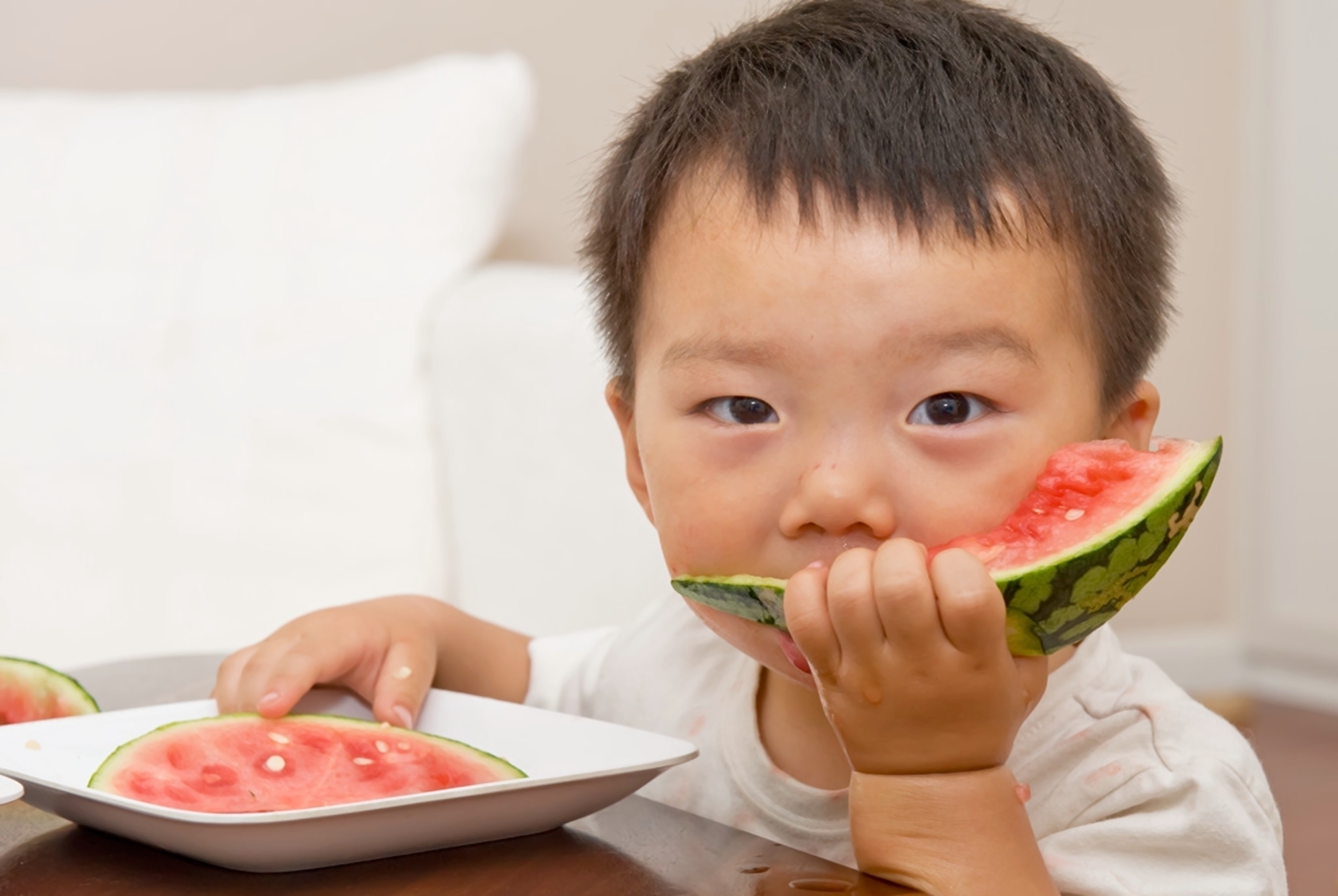嘴唇|宝宝身体缺水后的这4种表现,暗示宝妈该抓紧补水,错过害娃不浅