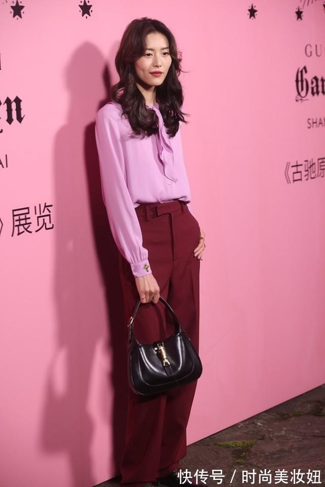 上下身|刘雯才是穿衣“天花板”,短羽绒服配直筒裤,1米2大长腿真抢镜