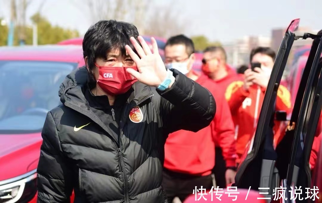 警车|排面!中国女足离开苏州,警车开道+20辆车送行+获赠百万国宾服饰