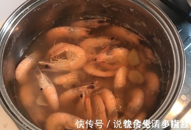 食材|煮虾时，可别再直接下锅了，加上这两样食材，虾肉格外鲜嫩！