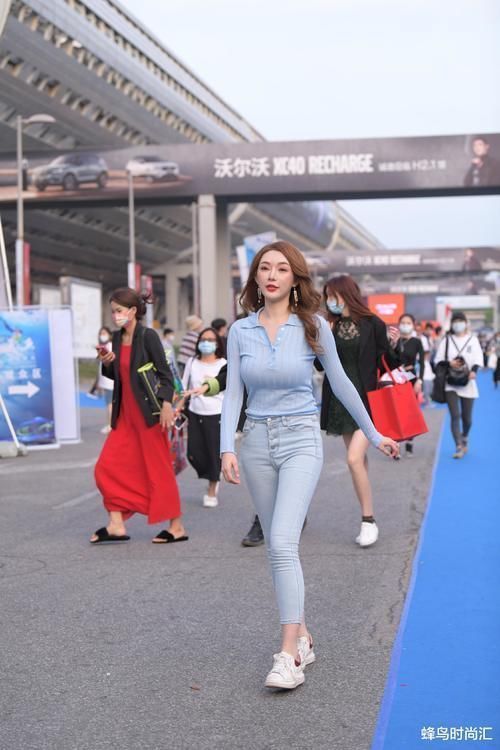 魅力 只有这样的她,这身打扮,才能显得魅力十足