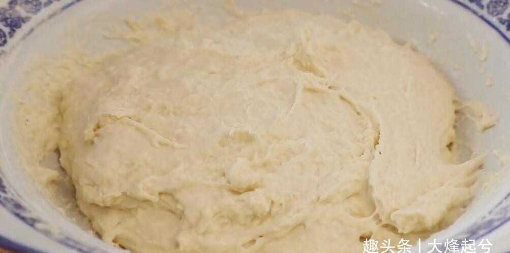 早餐,包子油条靠边站,1碗面粉2个鸡蛋,简单一搅,15分钟就出锅