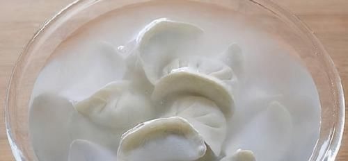 饺子包好,最忌直接放冰箱冻!做好2步,冻时不粘连,煮时不破皮