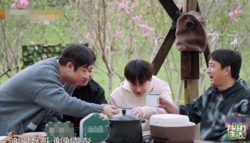 黃磊在大家吃飯時(shí)去洗澡,張藝興隨后做法太暖了,難怪師父疼他!