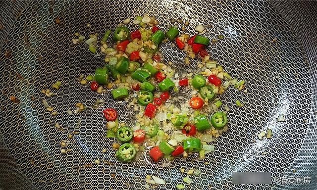 又到了吃大白菜的季节,把它和猪肉炒上一盘,鲜香味美开胃下饭