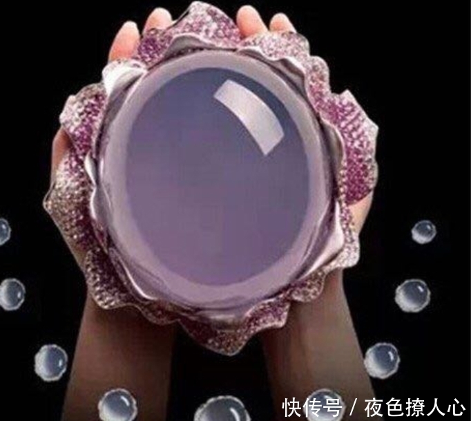 绝对的视觉盛宴!最大玻璃种紫罗兰翡翠,价值6亿却有个大毛病?