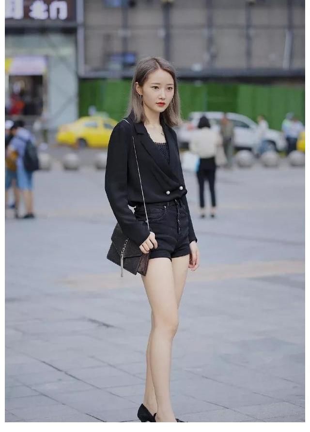 高跟凉鞋|美女一双一字带的黑色高跟凉鞋，气质时尚，又带着魅力