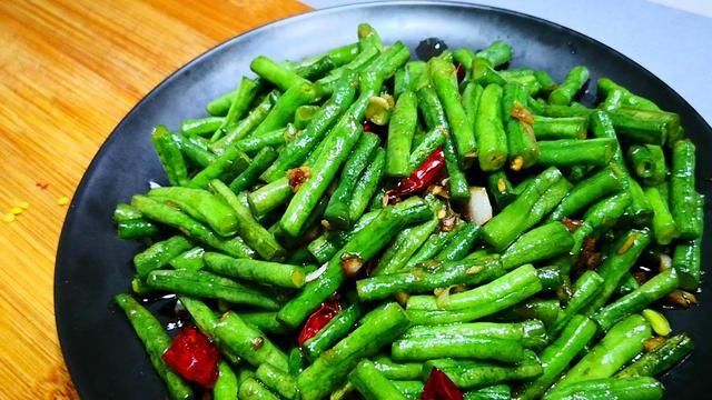 搅拌均匀|炒豆角时，牢记“2要点”，豆角不变色更入味，营养还不流失，香