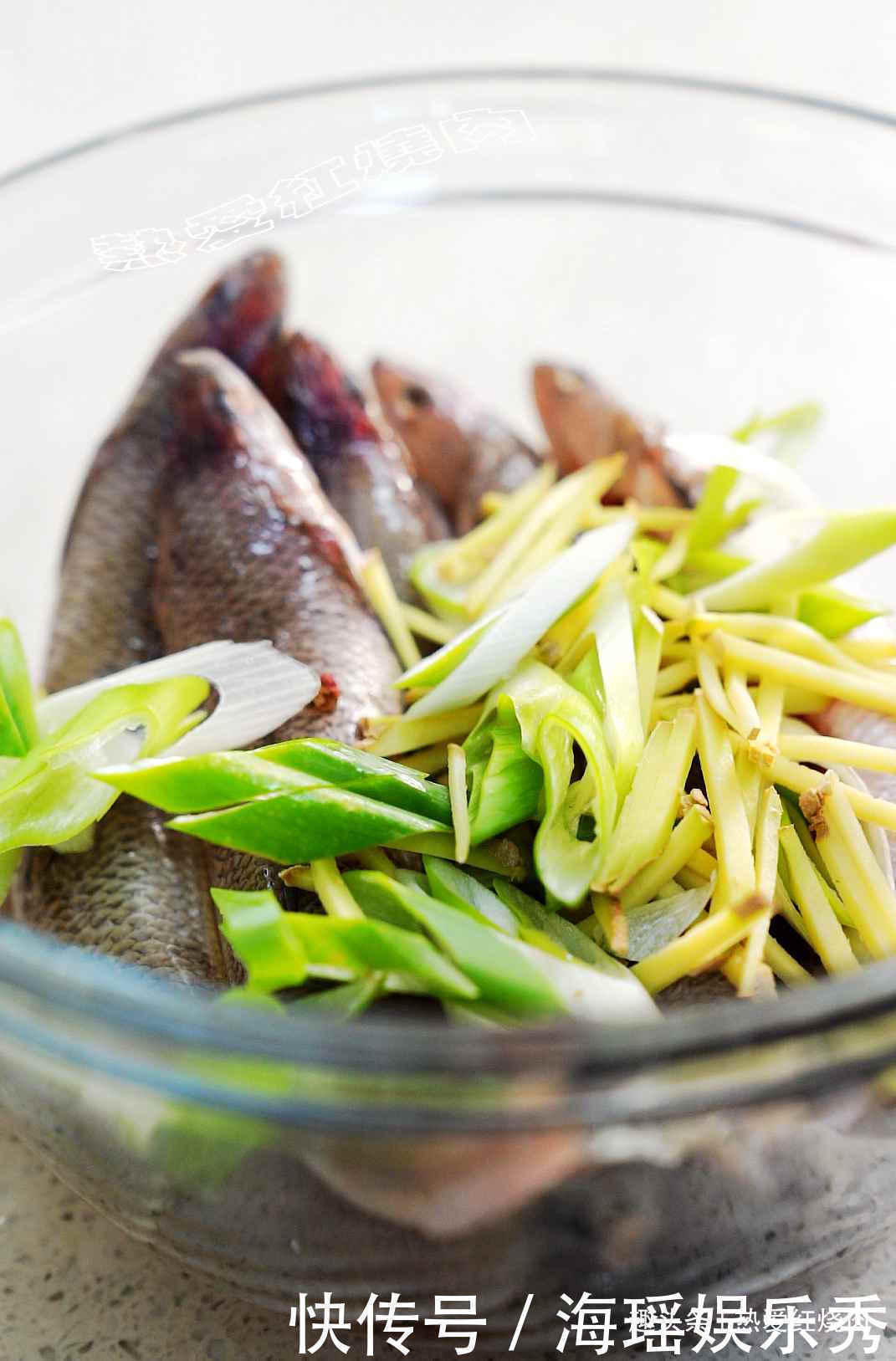  干炸鱼用淀粉还是面粉效果都不如这粉好，外表更酥脆凉了也好吃