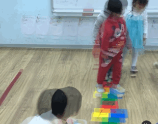 膝关节|什么运动最能刺激孩子长高？比游泳跳高更省事的是它