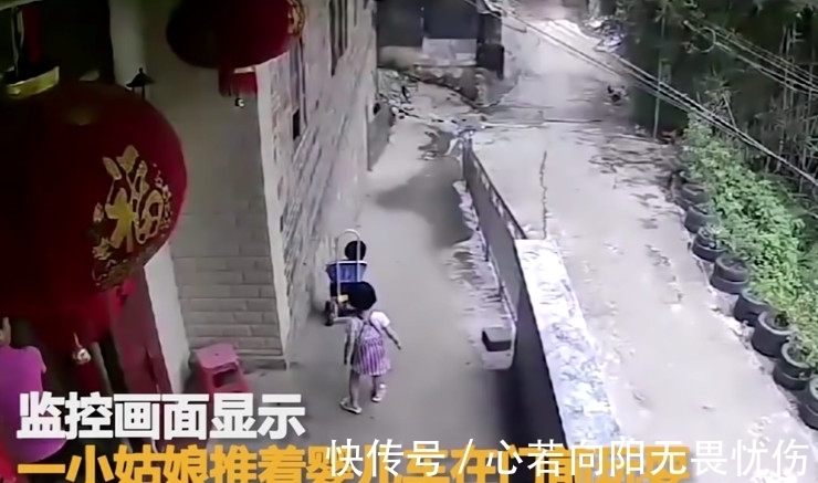 母亲|幼童带婴儿玩“溜滑梯”,母亲看到傻了眼,网友:果然是亲姐