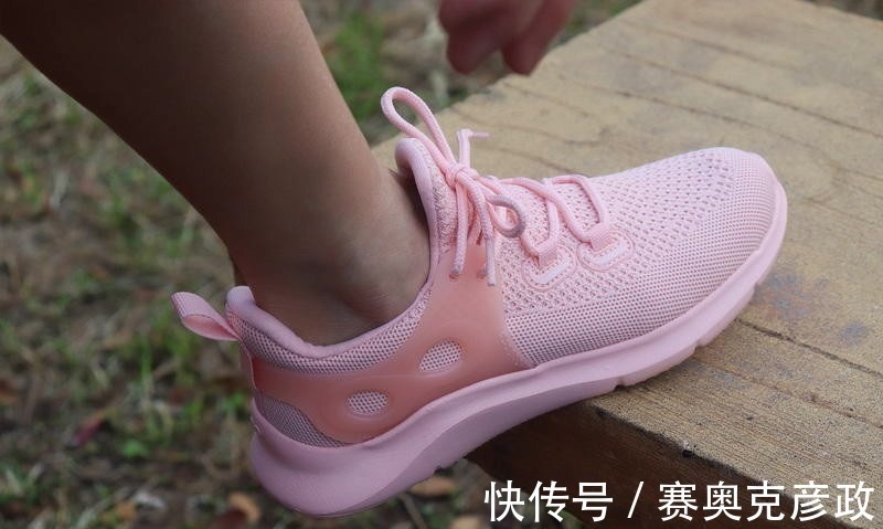 老妈 我用买冰皮月饼的钱,给老妈换了一双咕咚5K跑鞋