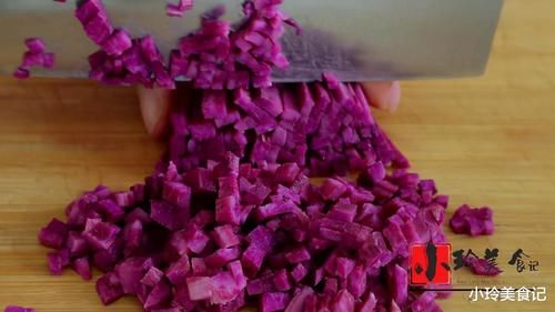 决定用燕麦片搭配一些食材做一款发糕，真的是太暄软了，松软香甜比面包还好吃，燕麦片你们都喜欢吃吗