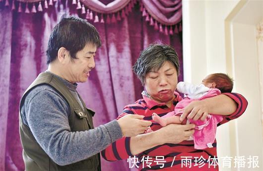 父母|拒绝抚养2岁妹妹,父母将25岁女儿告上法庭:我们只想给你留个伴