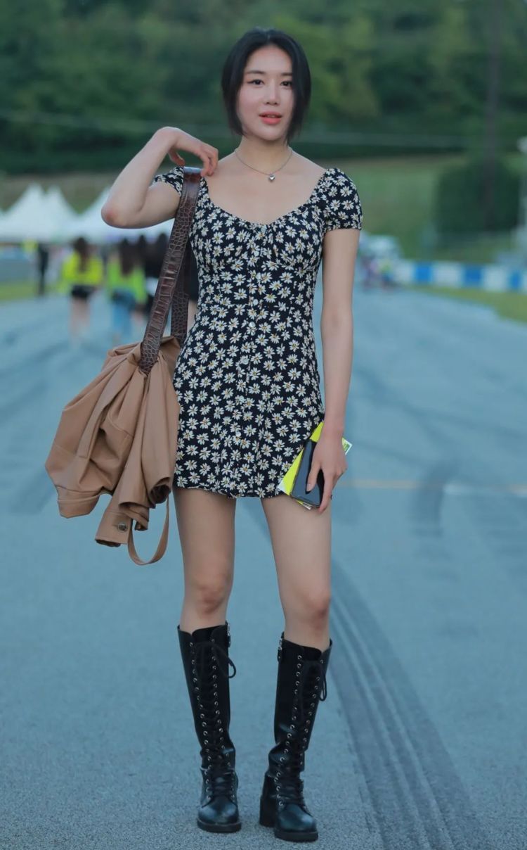 搭配 连衣裙+长靴,适合春天的反季节搭配,既显身材又提升时尚感