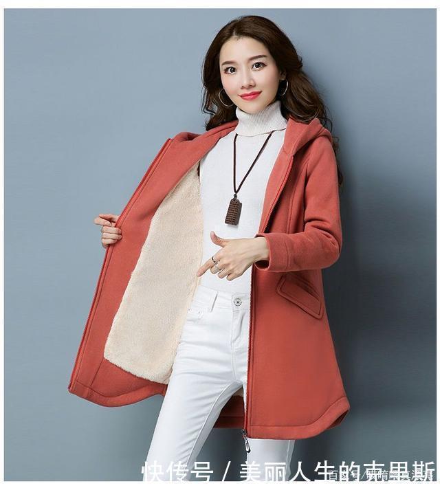 洋气|哇塞!这么漂亮的“松垮装”,看看下图女人穿扮,比皮草还洋气