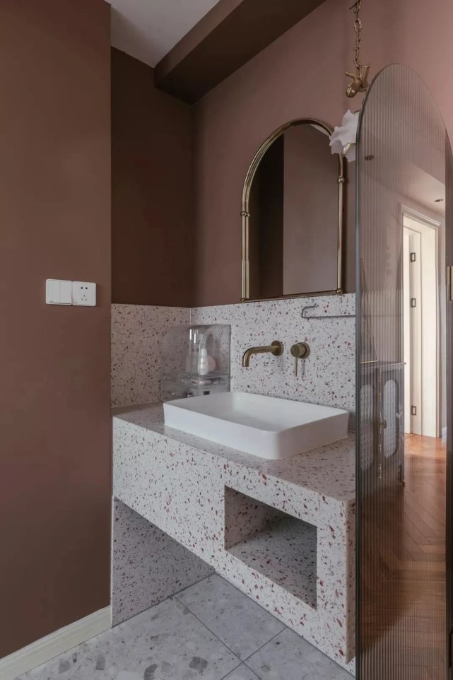 文艺复古风|98㎡文艺复古风,大胆跳色+通铺人字拼地板,感受一整屋的浪漫